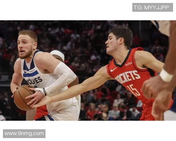 休斯顿火箭与森林狼激战正酣双方球员全力以赴争夺胜利荣耀