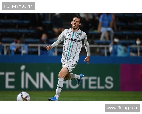 冈山绿植与福冈黄蜂的激烈对决展现足球魅力与团队精神的完美结合 冈山绿植与福冈黄蜂的激烈对决展现足球魅力与团队精神的完美结合